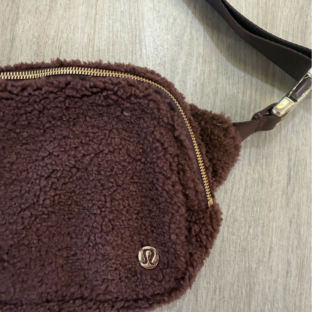 Lululemon Everywhere Belt Bag Crossbody in cozy brown sherpa material travel - Picture 6 of 10